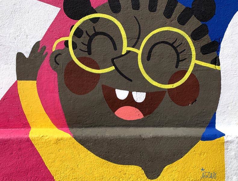 Una decena de centros educativos de la provincia han confiado en los pinceles de Izas, una ilustradora que diseña dibujos divertidos y expresivos que reflejan principios como la «igualdad, diversidad, tolerancia, amistad o amor». En la imagen, el mural diseñado para el CEIP Dr. Gálvez Moll