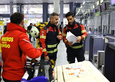 Imagen secundaria 1 - Bomberos de Málaga viajan a Turquía para rescatar a víctimas del terremoto: «Nos impulsa dar un paso al frente ante la calamidad»