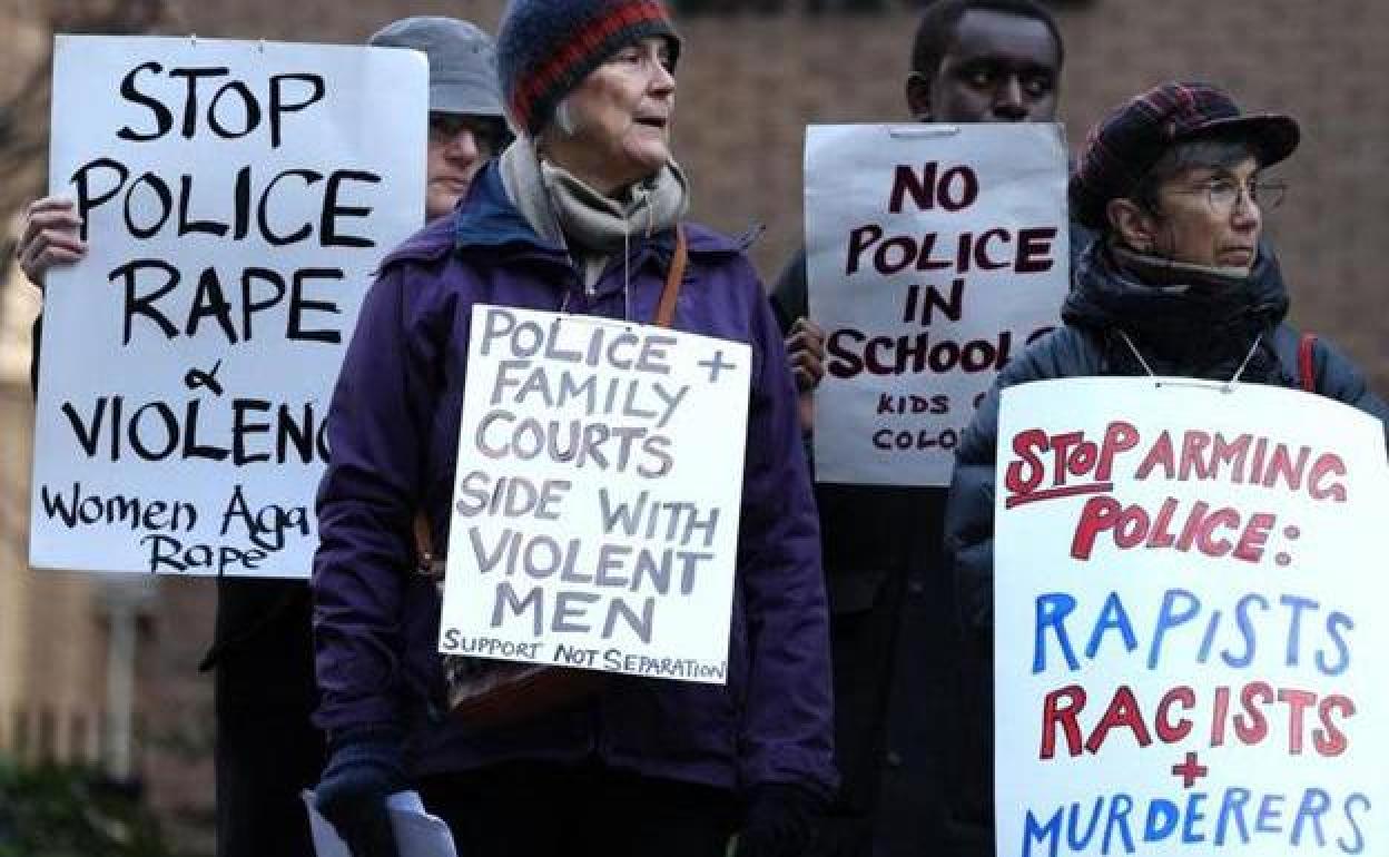 Los manifestantes sostienen pancartas frente al tribunal de Londres donde escuchó el veredicto el policía David Carrick