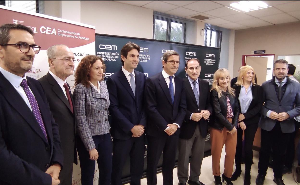 El consejero, durante la presentación junto al alcalde y representantes de los empresarios y los sindicatos. 