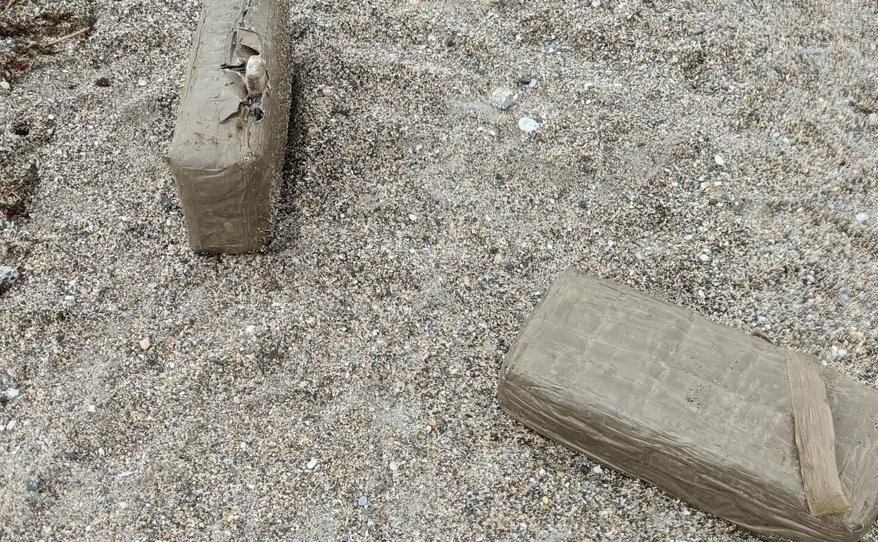 Imagen de los dos fardos de droga localizados por un vecino este martes en la nerjeña playa de Burriana. 