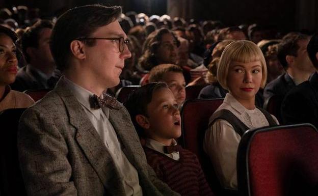 Paul Dano y Michelle Williams encarnan a los padres del pequeño protagonista (Mateo Zoryan).