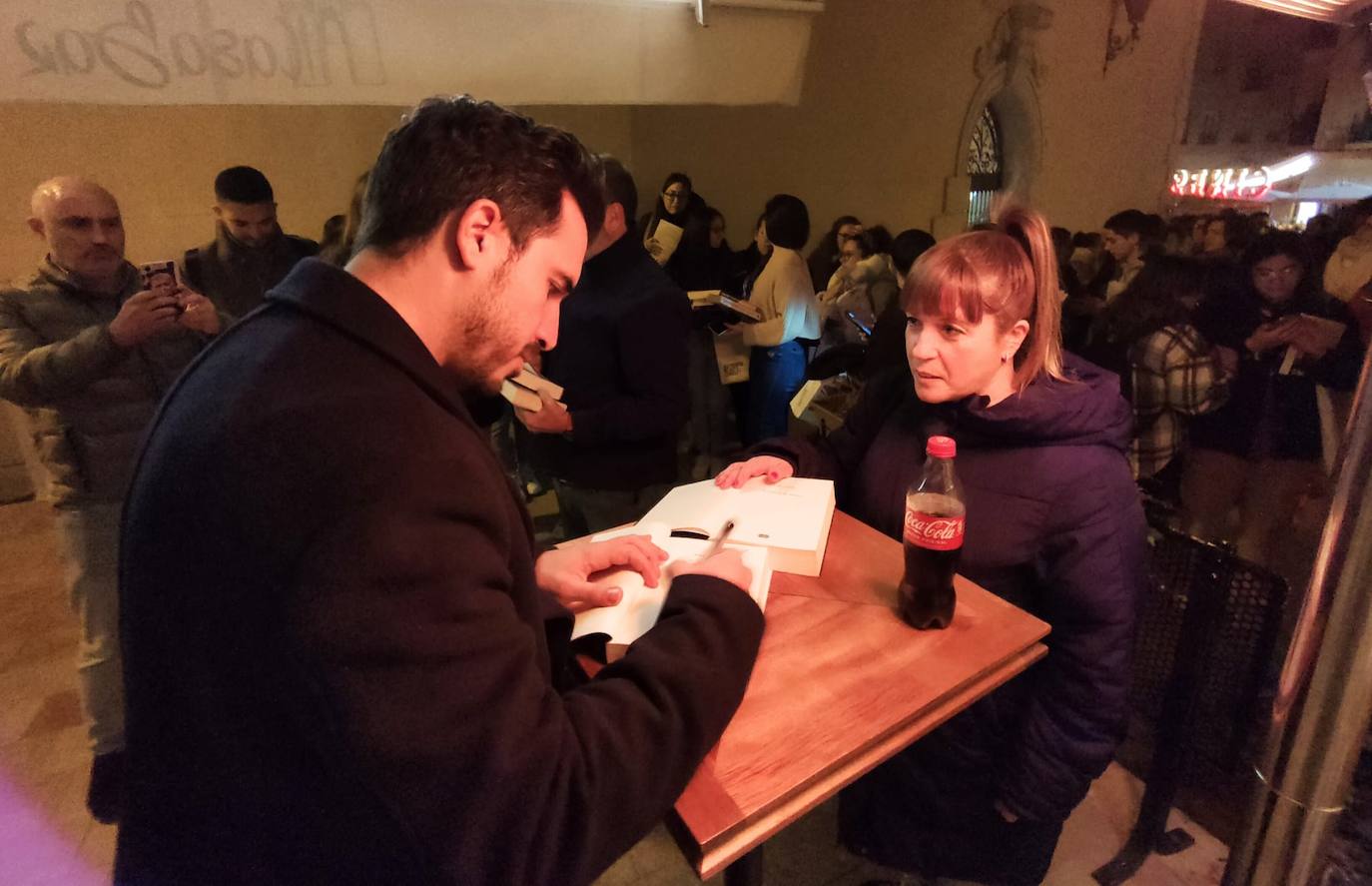 Pasada la medianoche, Castillo seguía firmando ejemplares de su libro en plena calle, en un restaurante próximo al Albéniz que le cedió una mesa