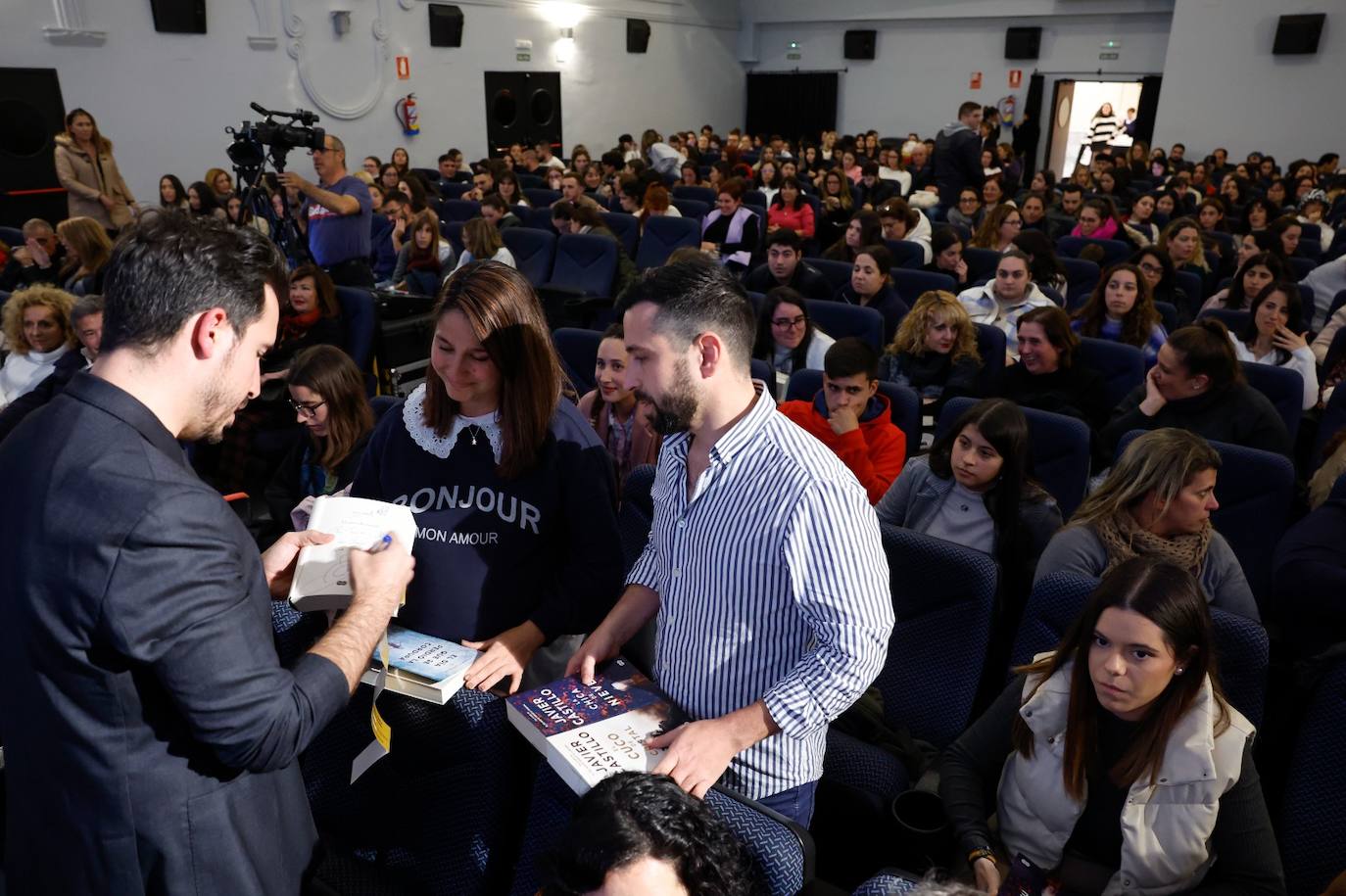 El Albéniz se llenó, tanto por dentro como por fuera, de cientos de seguidores de Castillo 