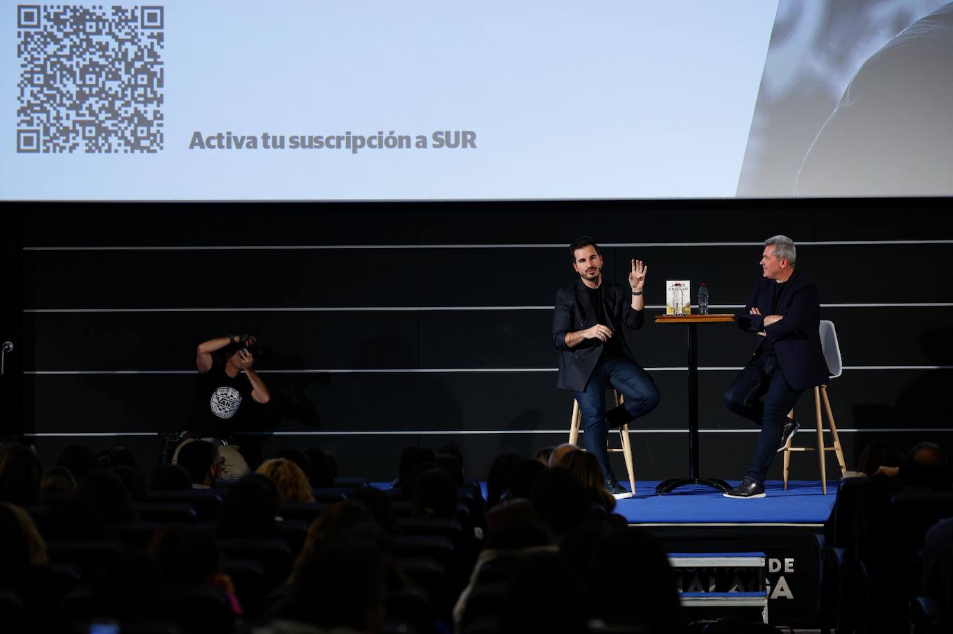 El Albéniz se llenó, tanto por dentro como por fuera, de cientos de seguidores de Castillo 