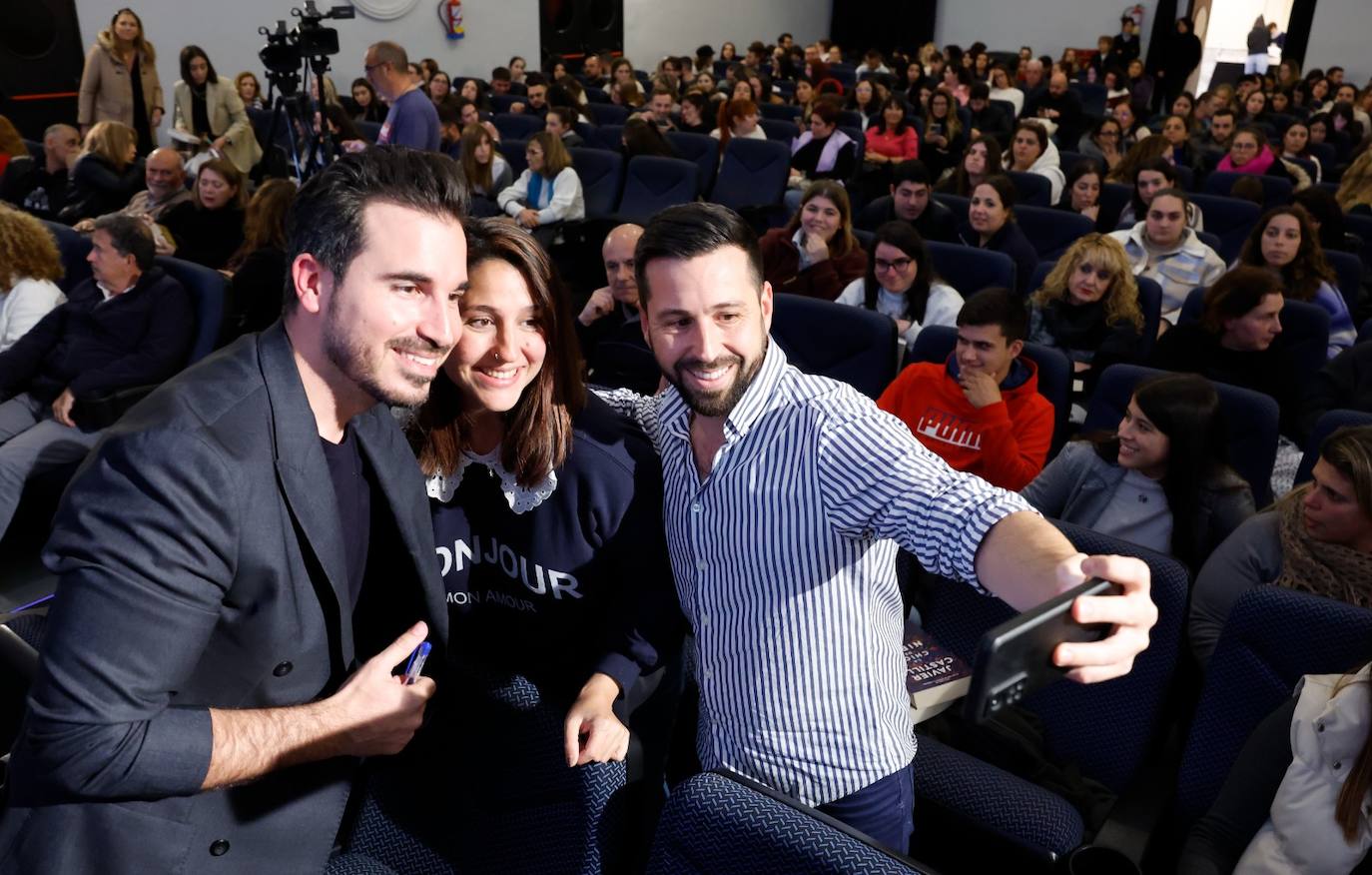 El Albéniz se llenó, tanto por dentro como por fuera, de cientos de seguidores de Castillo 