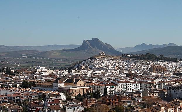 Imagen principal - Vista panorámica de Antequera, punto de partida de esta ruta.. Abajo, vista panorámica de LojaA la derecha, Fuente del Toro, en Antequera. 