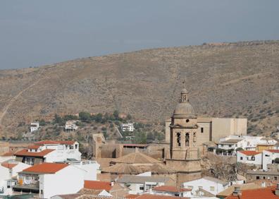 Imagen secundaria 1 - Vista panorámica de Antequera, punto de partida de esta ruta.. Abajo, vista panorámica de LojaA la derecha, Fuente del Toro, en Antequera. 