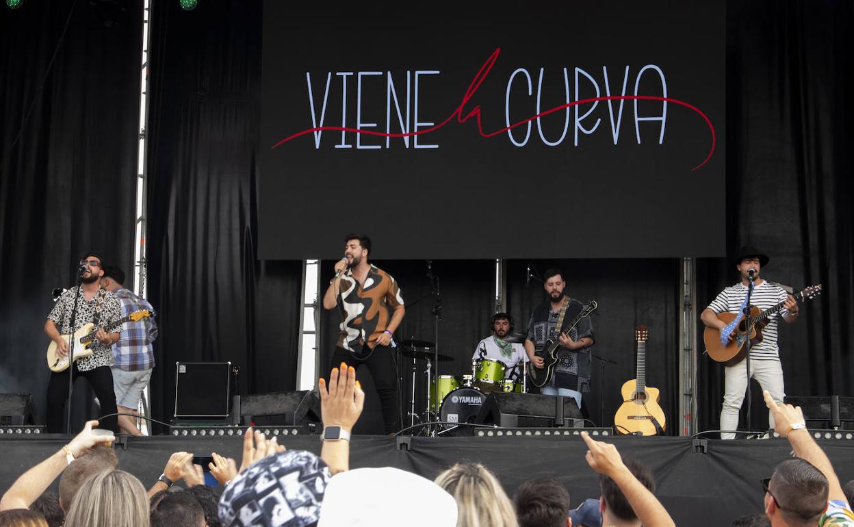 Viene la Curva, una de las bandas emergentes que actúa en el festival. 