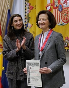Imagen secundaria 2 - En la imagen superior, los galardonados en la fiesta de la Justicia; a la izquierda, la presidenta de la Audiencia Provincial de Málaga, Lourdes García Ortiz; a la derecha, María Ángeles de Miguel, tras recibir el galardón. 