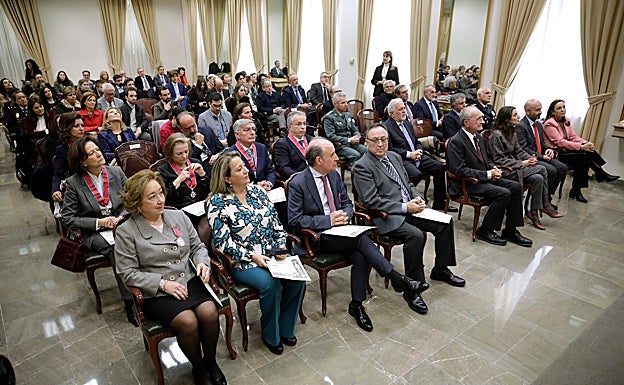 Imagen principal - En la imagen superior, los galardonados en la fiesta de la Justicia; a la izquierda, la presidenta de la Audiencia Provincial de Málaga, Lourdes García Ortiz; a la derecha, María Ángeles de Miguel, tras recibir el galardón. 
