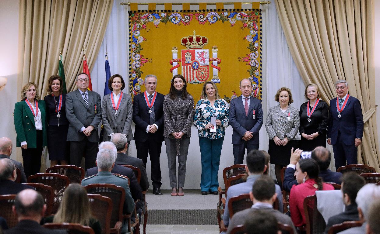 La ministra de Justicia, Pilar Llop, posa junto a los condecorados en la gran fiesta de la Justicia. 