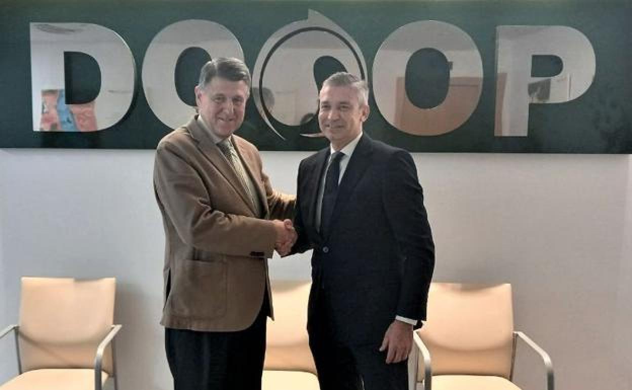 El director general de Dcoop, Rafael Sánchez, junto al director de Econatur, Juan Nieto