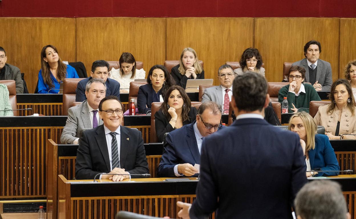 Juanma Moreno se dirige al Grupo Socialista durante su intervención. 