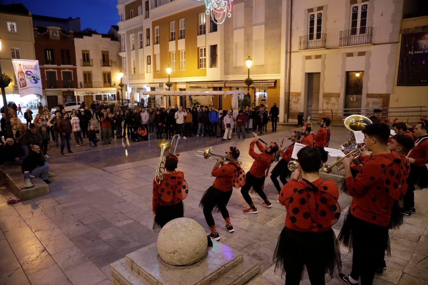 Algunos de los disfraces que se pudieron ver este viernes en el Cervantes 