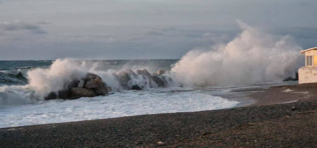 En la Axarquía, las playas de Nerja, Torre del Mar y Torrox se vieron afectadas 