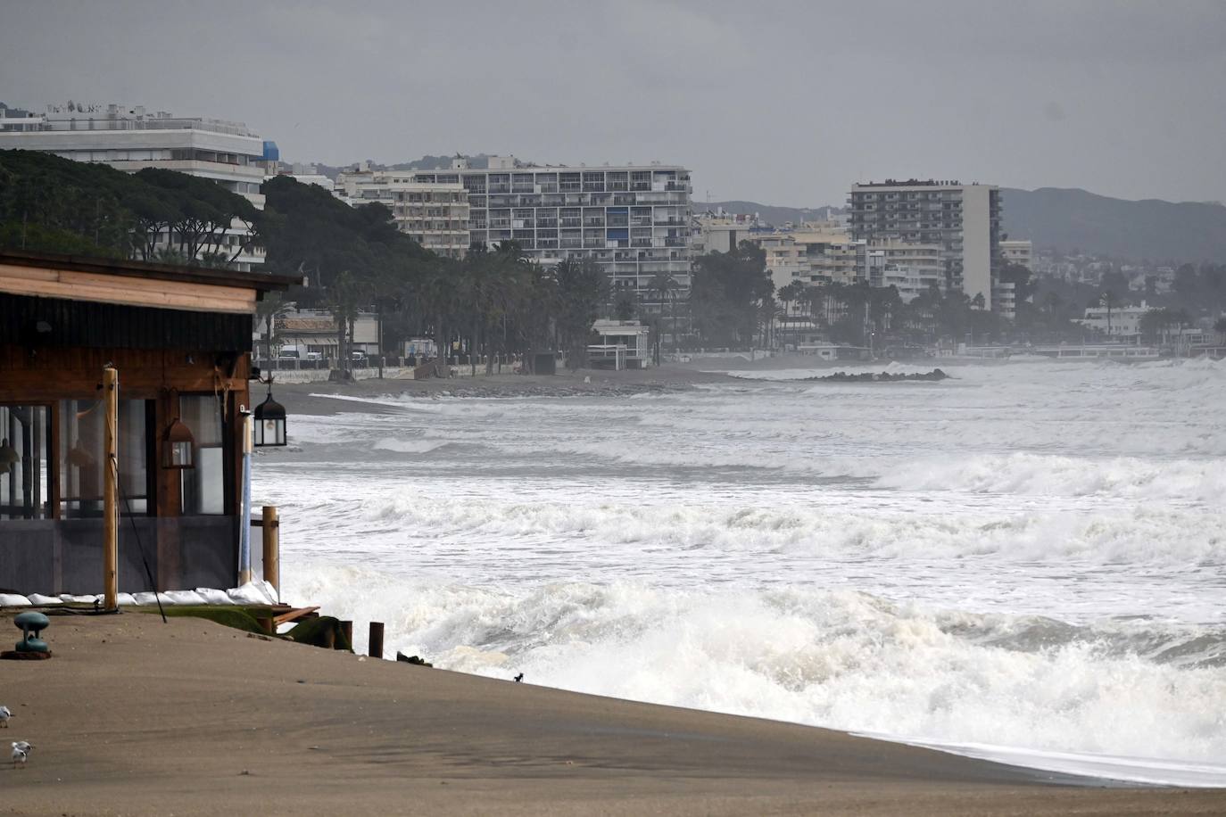 Imagen del temporal tomada en Marbella, este sábado.