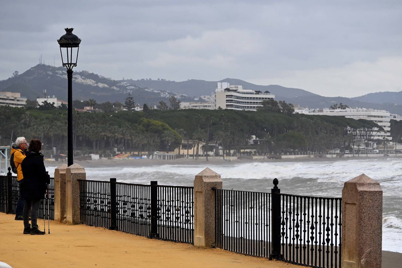 Imagen del temporal tomada en Marbella, este sábado.