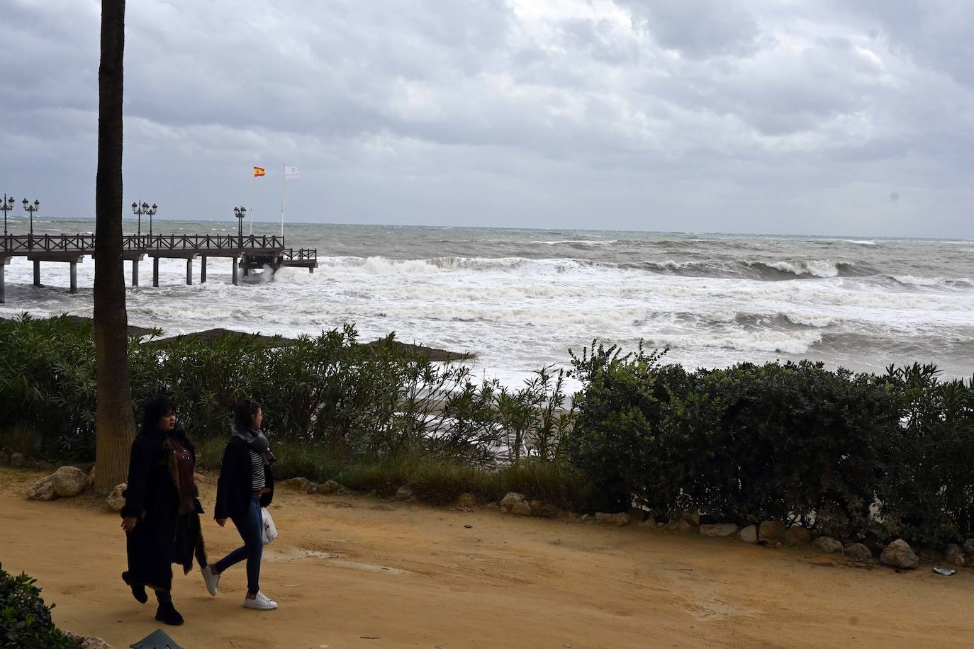 Imagen del temporal tomada en Marbella, este sábado.