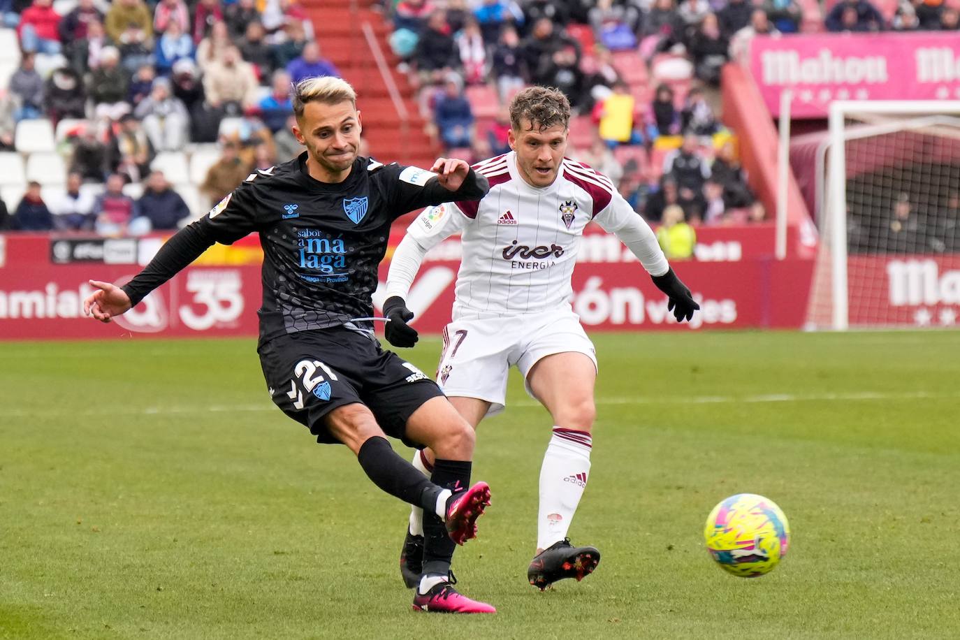 Las mejores fotos del Albacete-Málaga. Una expulsión absurda hundió al equipo justo cuando se había remontado el gol encajado a las primeras de cambio