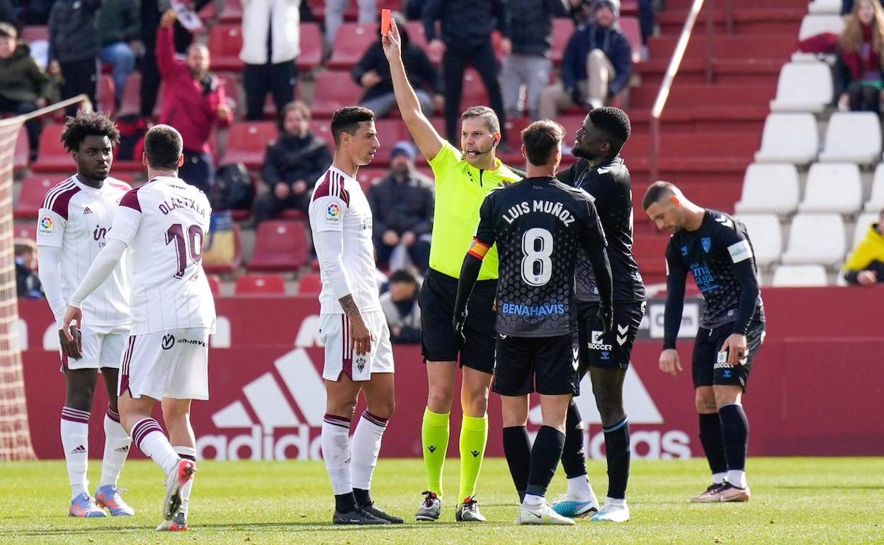 Momento en el que el árbitro Trujillo Suárez expulsa por doble amarilla al jugador del Málaga Luis Muñoz por protestar y haberse encarado con el colegiado.