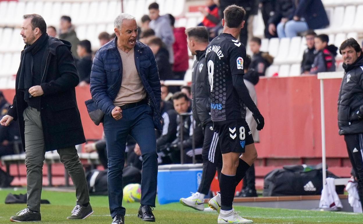 El enfado elocuente de Pellicer mientras Luis Muño abandona el campo tras la roja. 