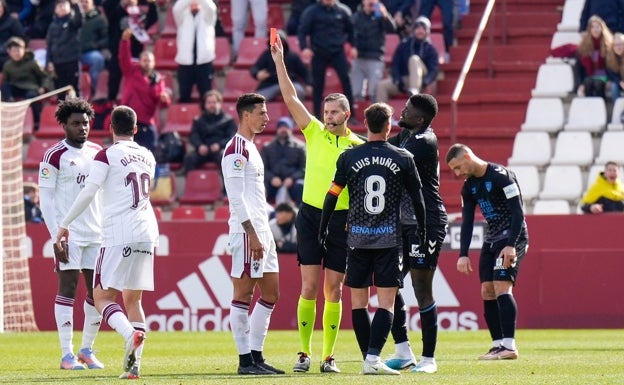 El momento en el que Trujillo Suárez muestra la roja tras sacar la segunda amarilla, con Luis de espaldas. 