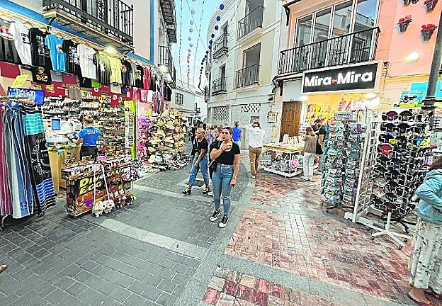 Imagen de la céntrica calle Puerta del Mar, junto al Balcón de Europa en Nerja, el pasado año. 