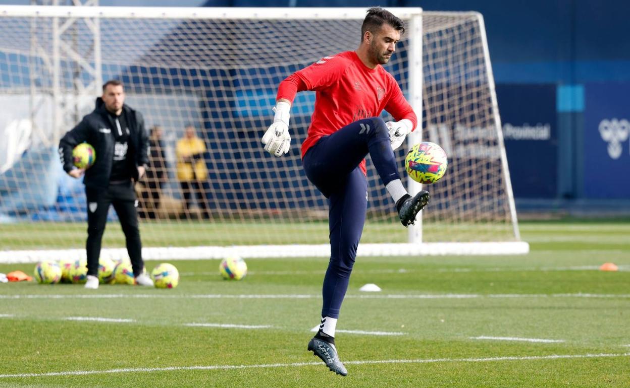 Manolo Reina controla el balón durante el entrenamiento de ayer. 