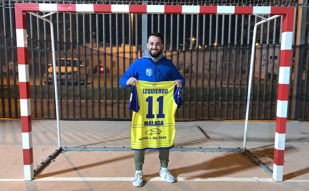 Alejandro Izquierdo posa con la camiseta de Gamarra. 