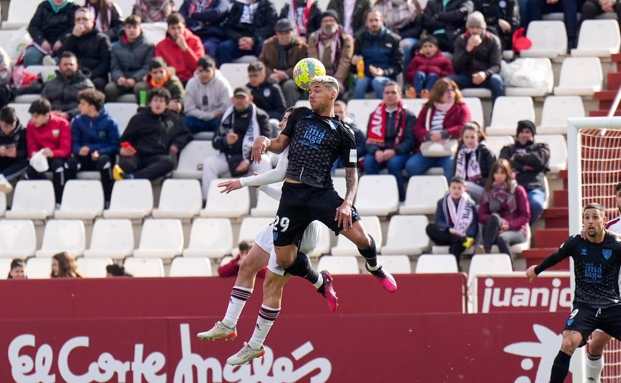 Loren pugna de cabeza con un jugador del Albacete. 