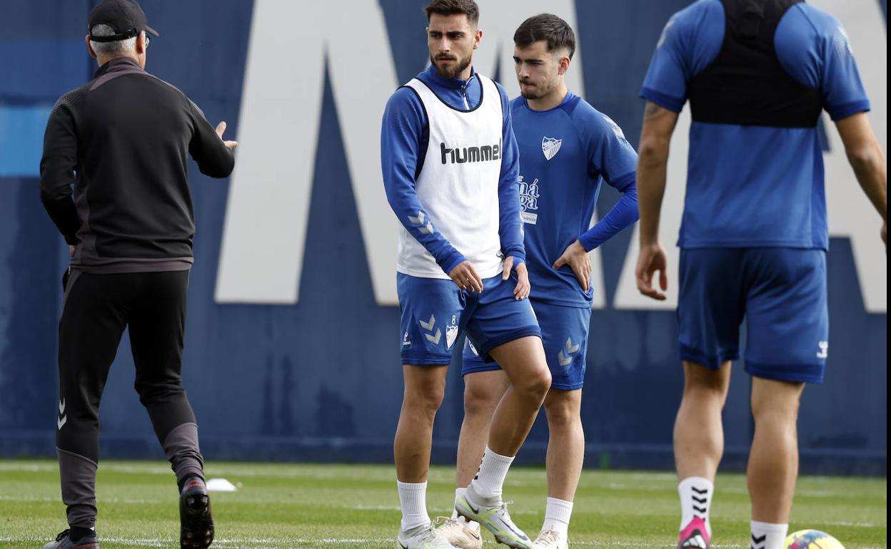 Luis Muñoz, junto a Ramón, atiende a Sergio Pellicer durante el entrenamiento de ayer en el Anexo. 