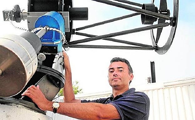 Alberto Castro-Tirado con el telescopio 'Telma', que se ubica en la Estación Experimental de La Mayora 