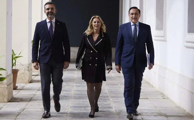 Ramón Fernández-Pacheco, Carolina España y José Carlos Gómez Villamandos, este martes tras el Consejo de Gobierno. 