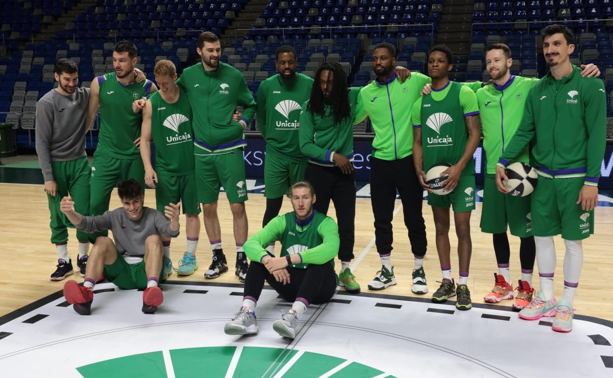 La plantilla del Unicaja posa antes del entrenamiento de ayer en el Palacio. 