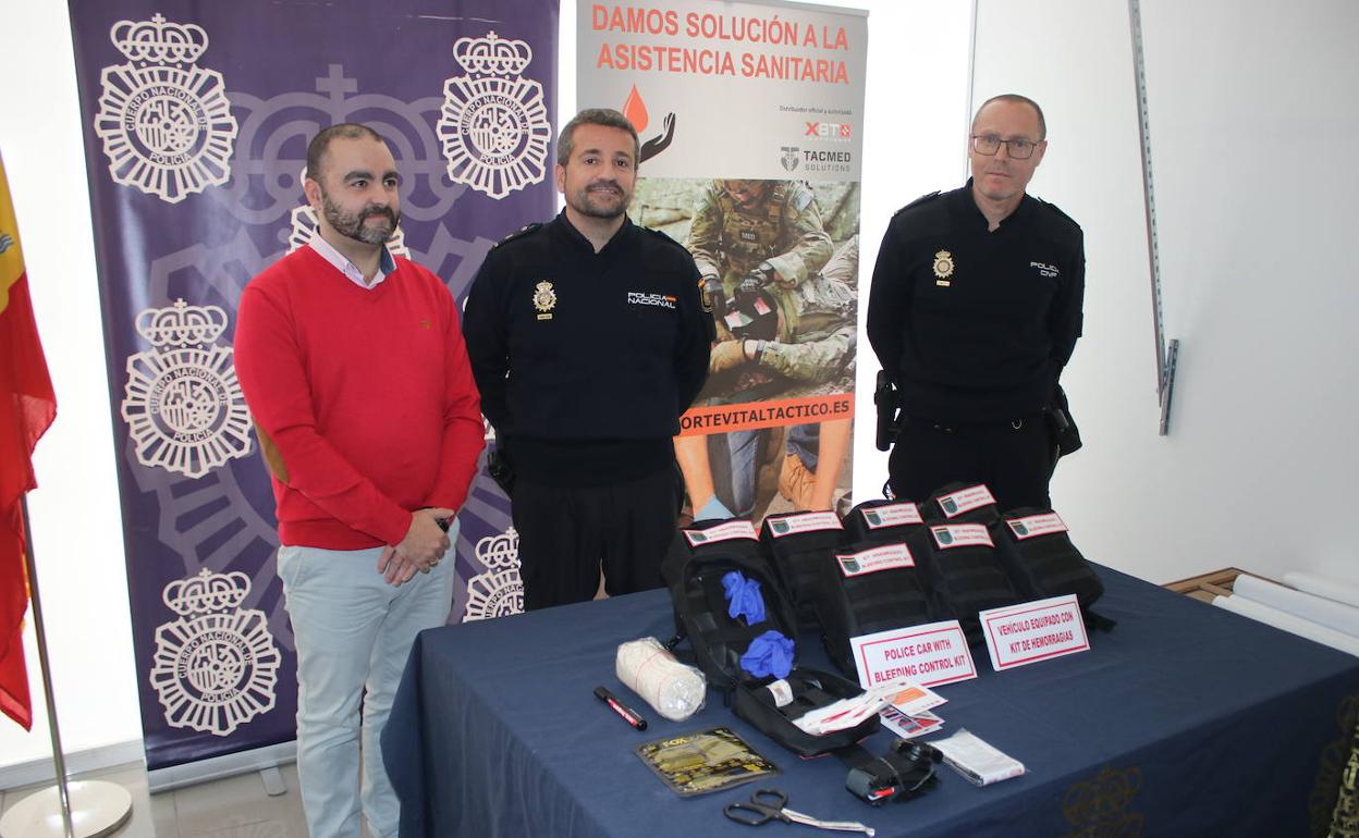 Donan mochilas para el control de hemorragias a agentes de la Policía Nacional en Ronda