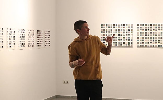 Imagen principal - Evelyne Rigaud explica las tres salas de su exposición 'Capítulo1'. 