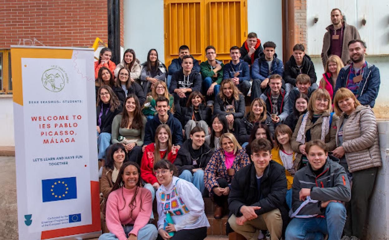 Los jóvenes participantes en este proyectos Erasmus +, en el IES Pablo Picasso de la capital. 