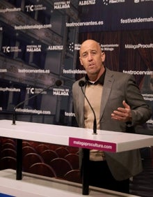 Imagen secundaria 2 - Los artistas Juan Requena y Bonela hijo y Juan Antonio Vigar, durante la presentación. 