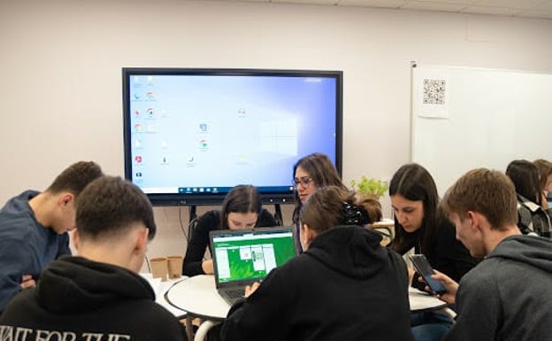 Los estudiantes, en una sesión de trabajo. 