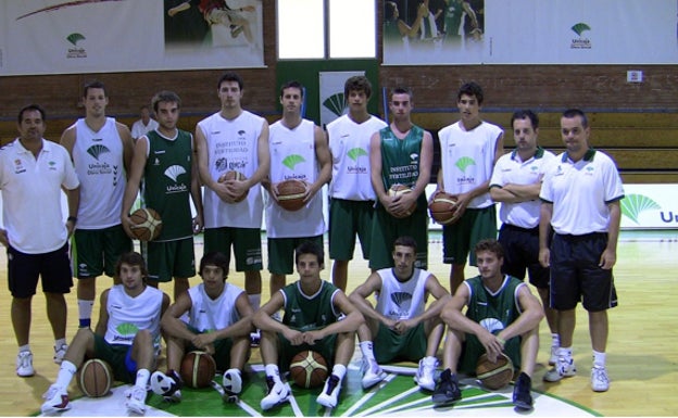 Plantilla del Clínicas Rincón, Abrines, tercero por la izquierda en la fila de atrás. 