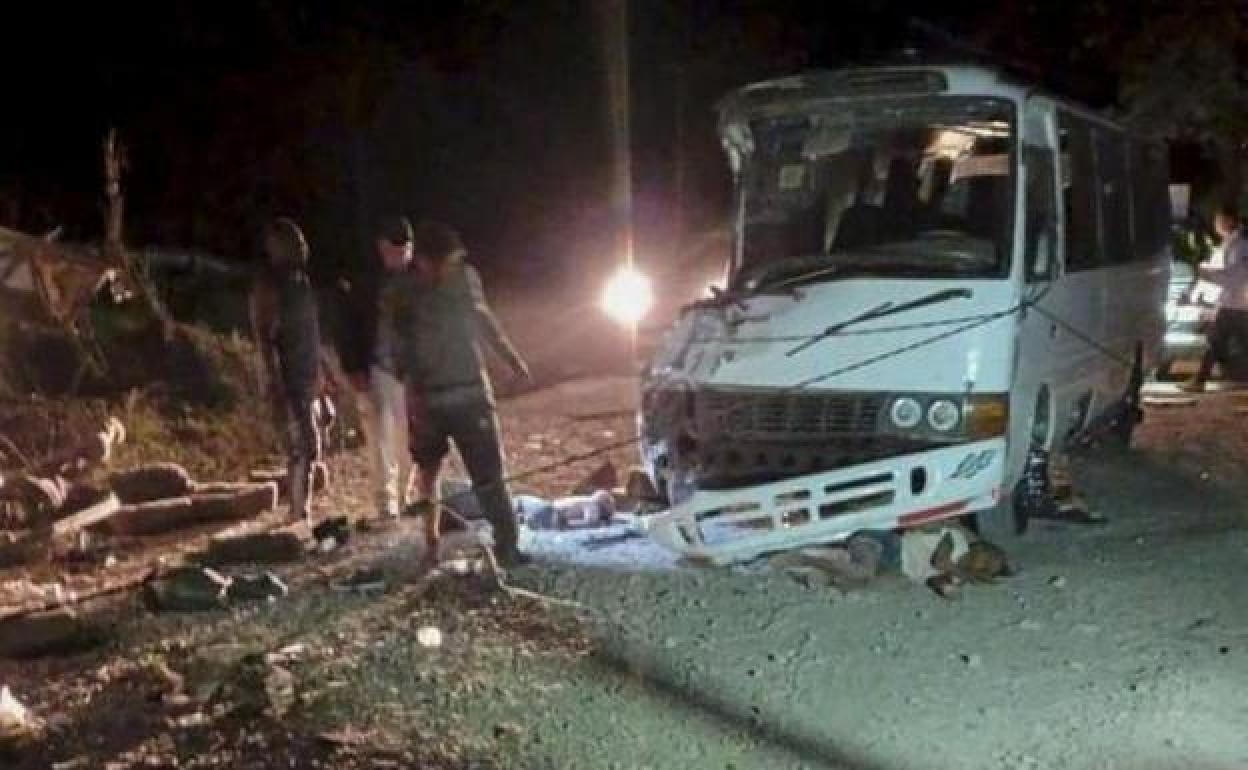 Bomberos trabajan en el lugar donde se produjo el accidente