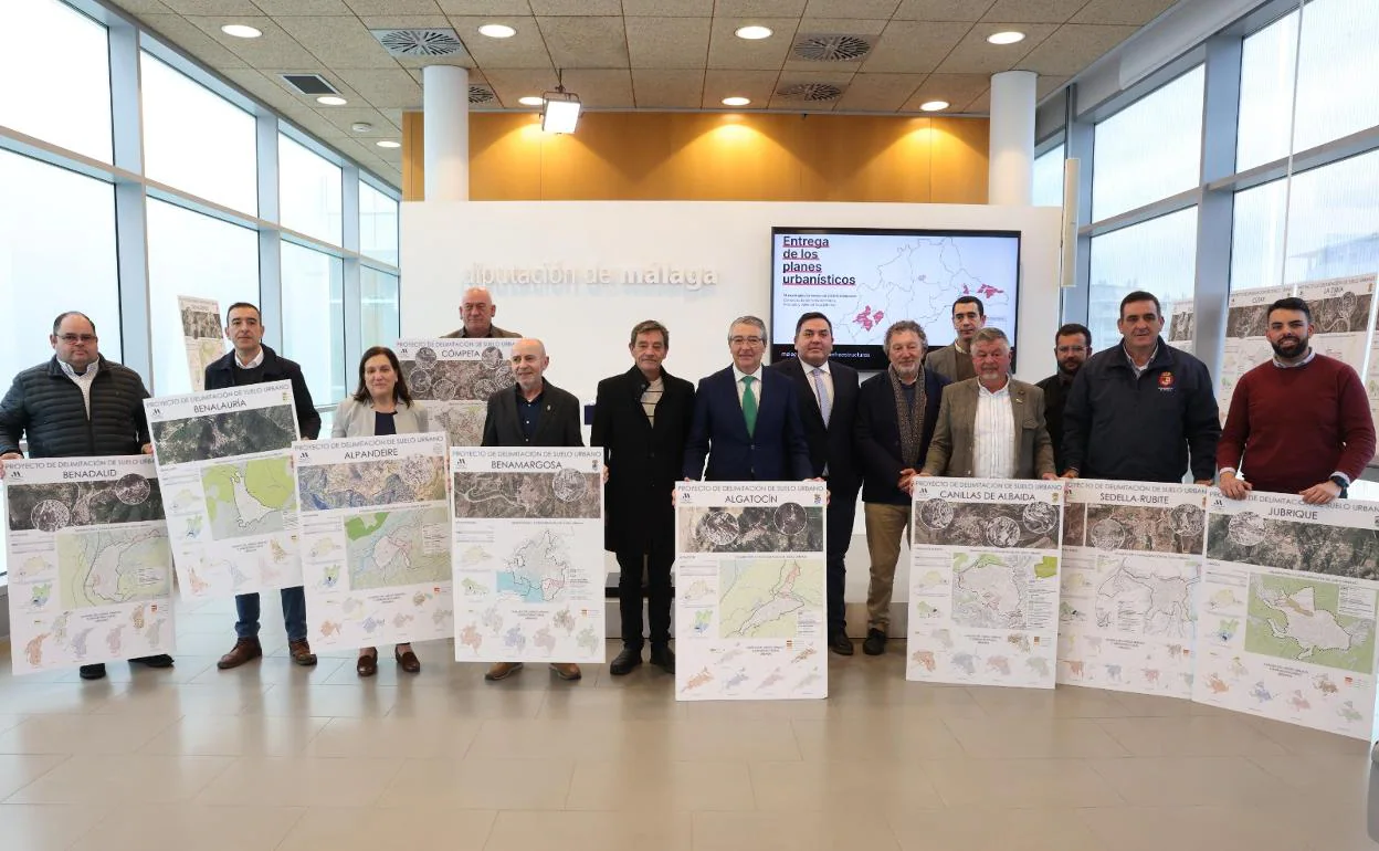 Salado, con alcaldes y concejales de los municipios en la entrega de los planes urbanísticos. 