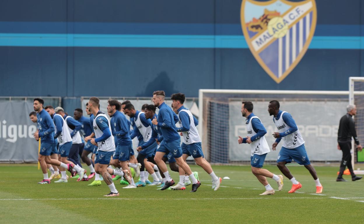 La plantilla malaguista, en el entrenamiento de este miércoles. 