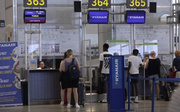 Mostradores de Ryanair en el aeropuerto de Málaga. 