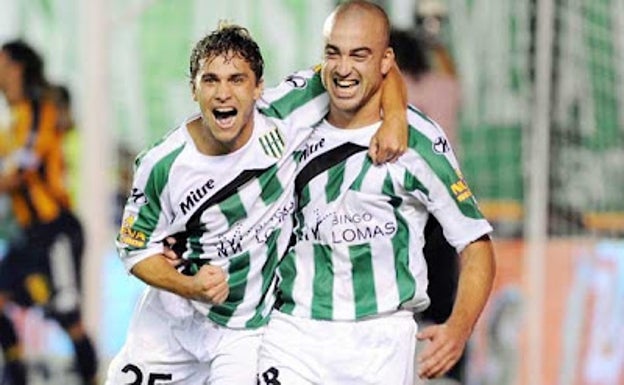 Imagen principal - Arriba, la mítica pareja que formó junto al exmalaguista Seba Fernández en el Banfield, con el que fue campeón del Apertura argentino en 2009 y del Clausura de 2011; sobre estas líneas, celebrando un gol con Boca Junior, y a la derecha en una imagen reciente, en el gimnasio del San Ignacio. 