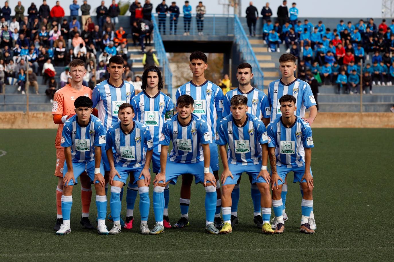 Partido especial con más de 1.200 asistentes en el campo de césped artificial de la Federación Malagueña. El equipo blanquiazul cayó con honores por 1-2.