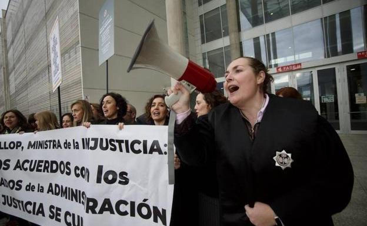 Los letrados judiciales siguen la huelga y Justicia les acusa de "elevar" sus exigencias salariales