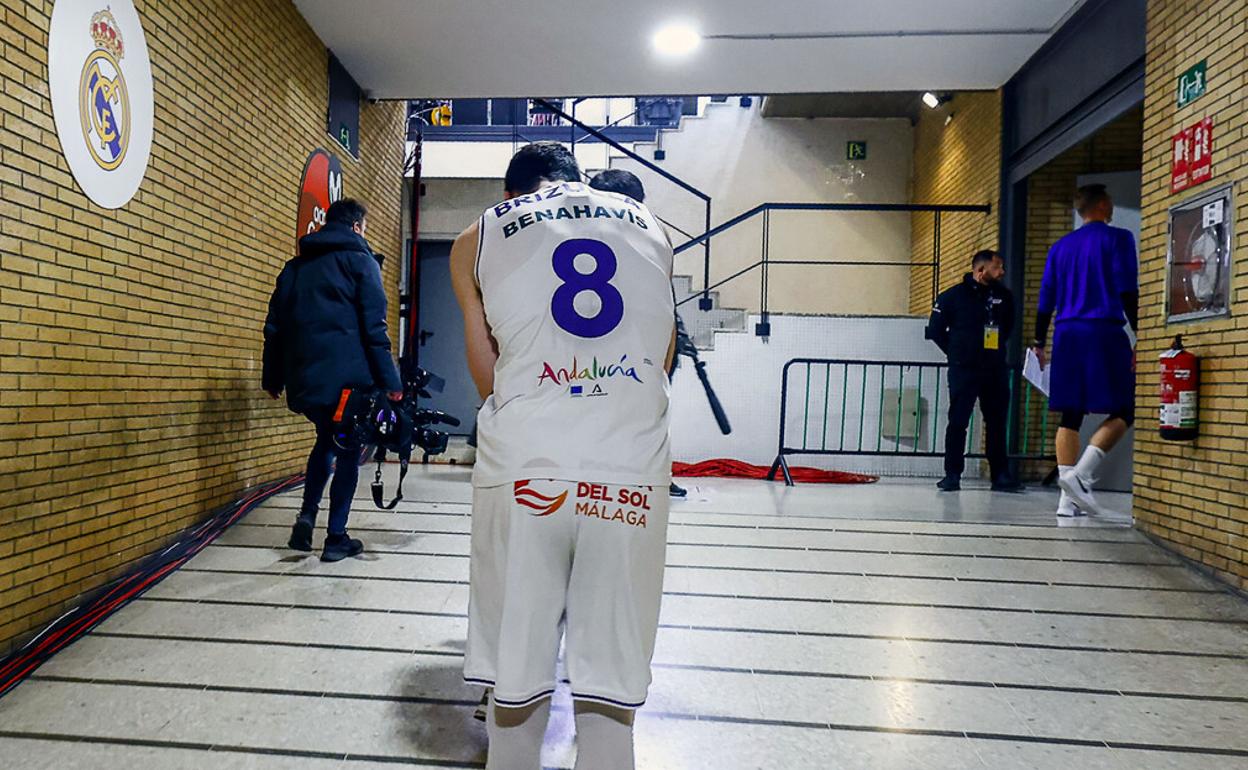 Brizuela enfila el camino del vestuario al final del partido contra el Barcelona. 