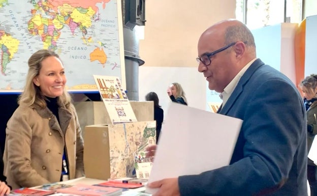 El presidente del PP veleño, Jesús Lupiáñez, en su visita a la feria de empleabilidad de Torre del Mar. 